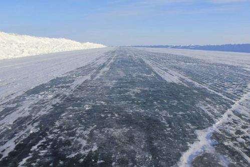 Estrada de gelo entre Inuvik e Tuktoyaktuk, em North West – Canadá