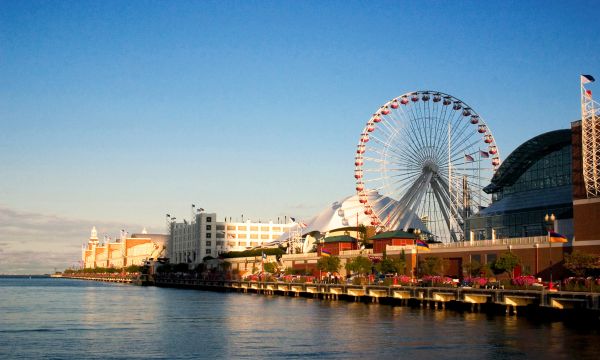 Navy Pier muito famoso por conta se sua enorme roda gigante